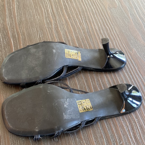 Ladies Browns sandals with rhinestone feature and leather soles. size 8B. - Picture 7 of 8